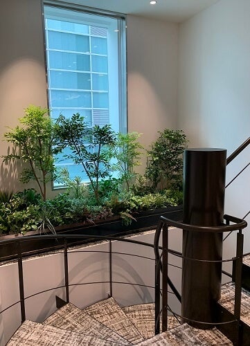 ▲来客スペースと執務スペースをつなぐオフィス内専用階段