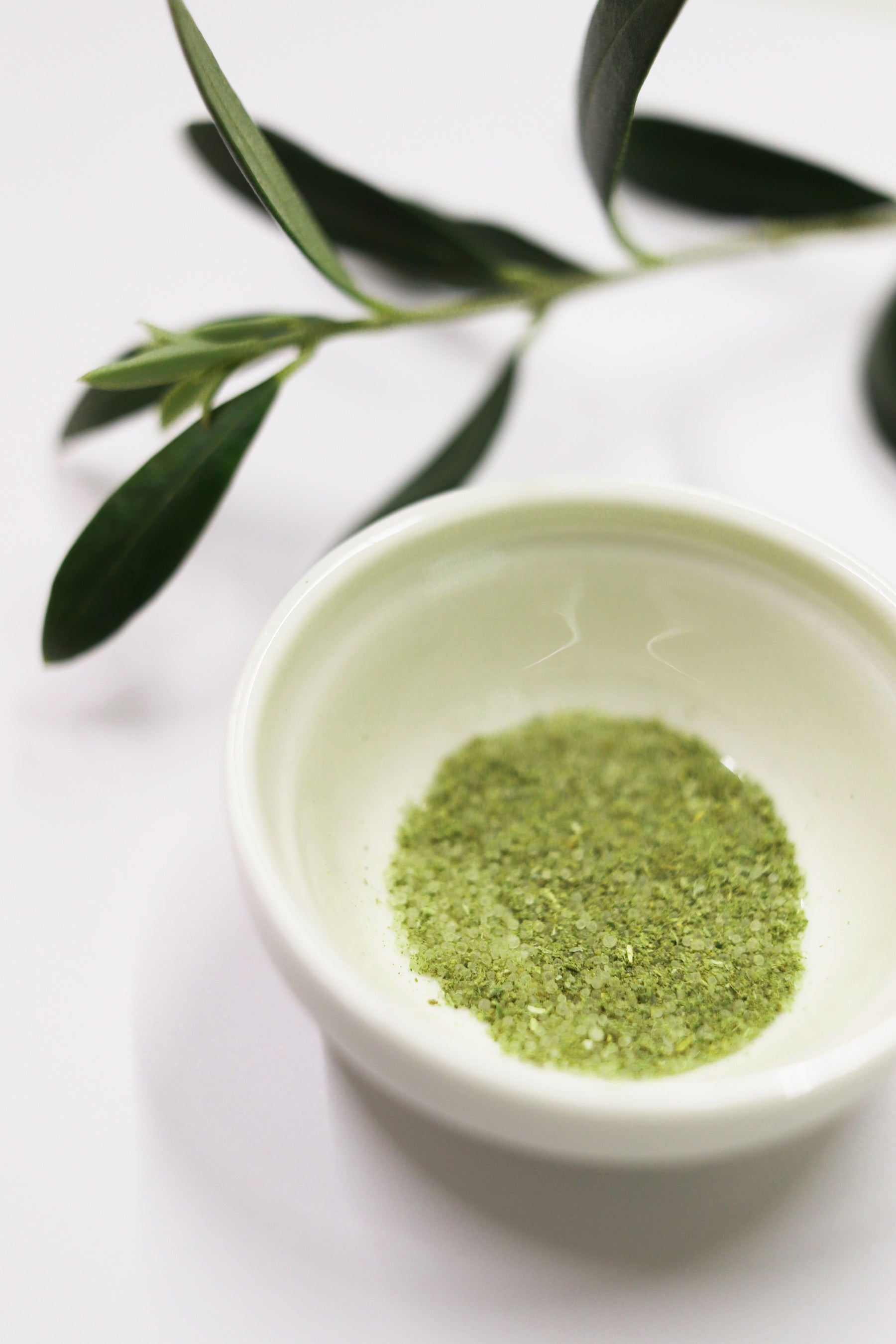 赤屋根オリーブの実と葉入り旨み塩の中身