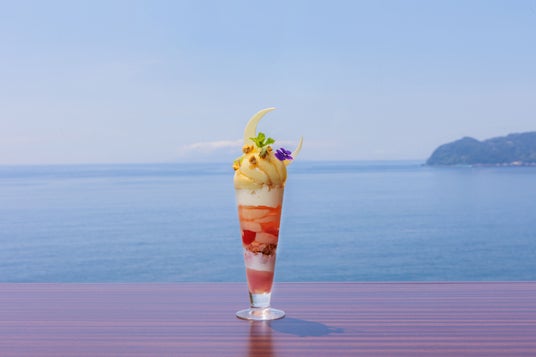 ホテルニューアカオ、絶景カフェ「花の妖精」に完熟白桃を贅沢に味わう夏限定パフェが登場 ホテルニューアカオ、絶景カフェ「花の妖精」に完熟白桃を贅沢に味わう夏限定パフェが登場