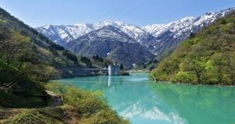 黒部峡谷トロッコ電車からの景色