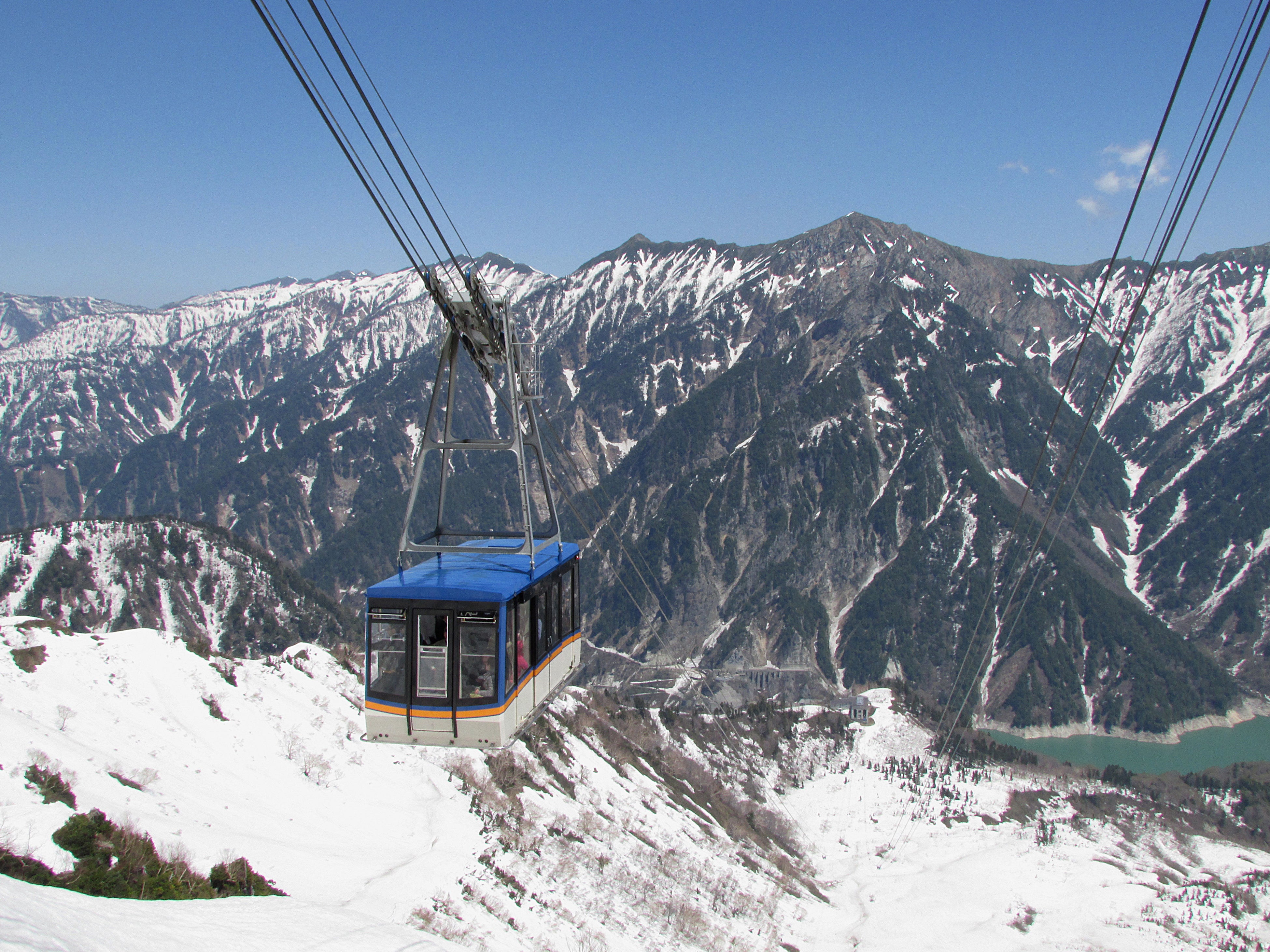 残雪と立山ロープウェイ