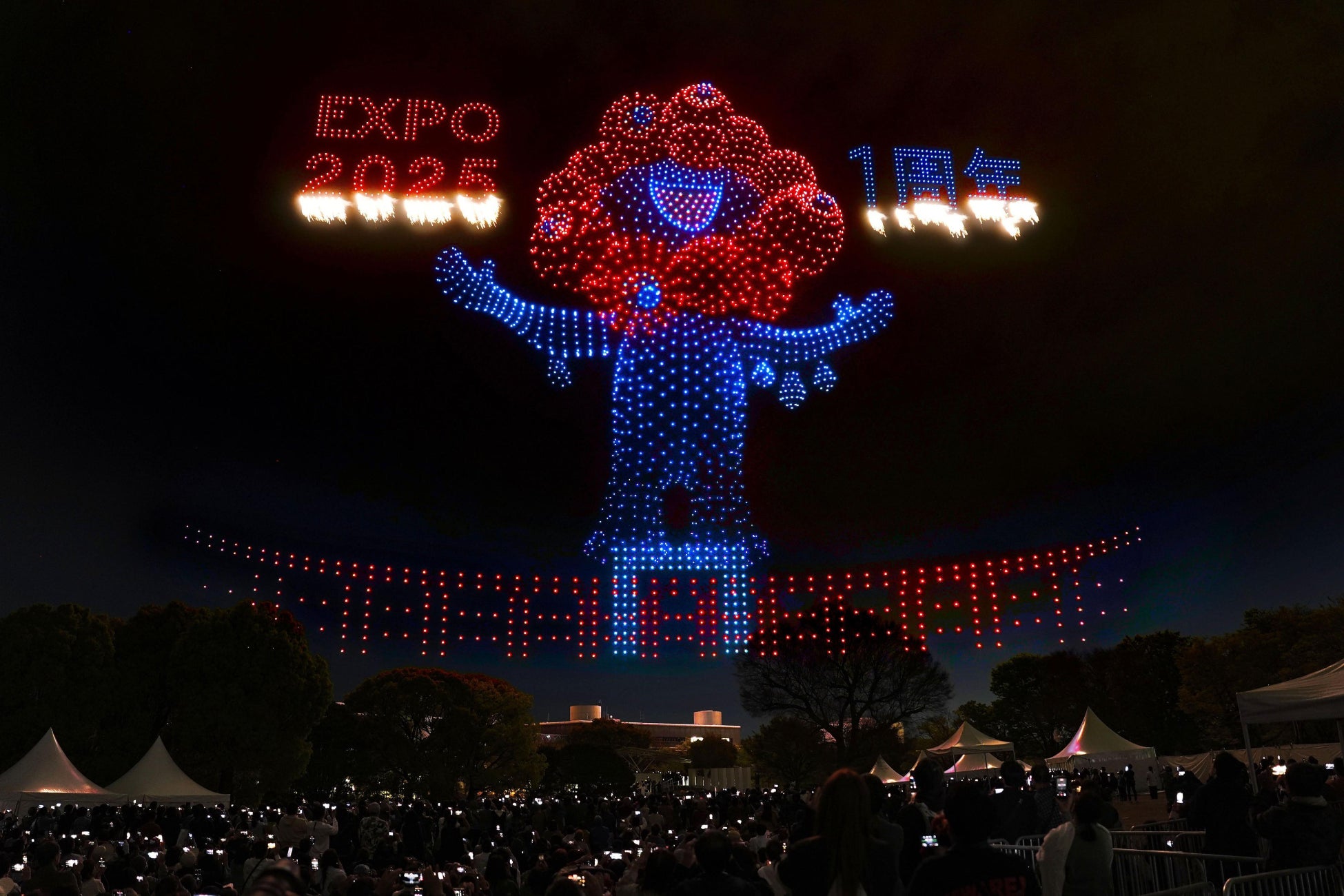 ドローンショーで夜空に描かれた1周年のミャクミャク