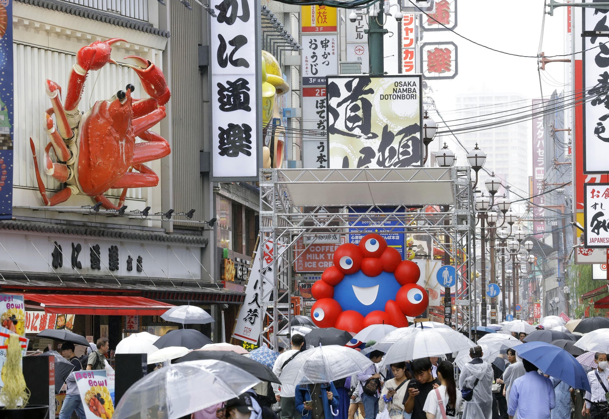 道頓堀に置かれたミャクミャクのモニュメント