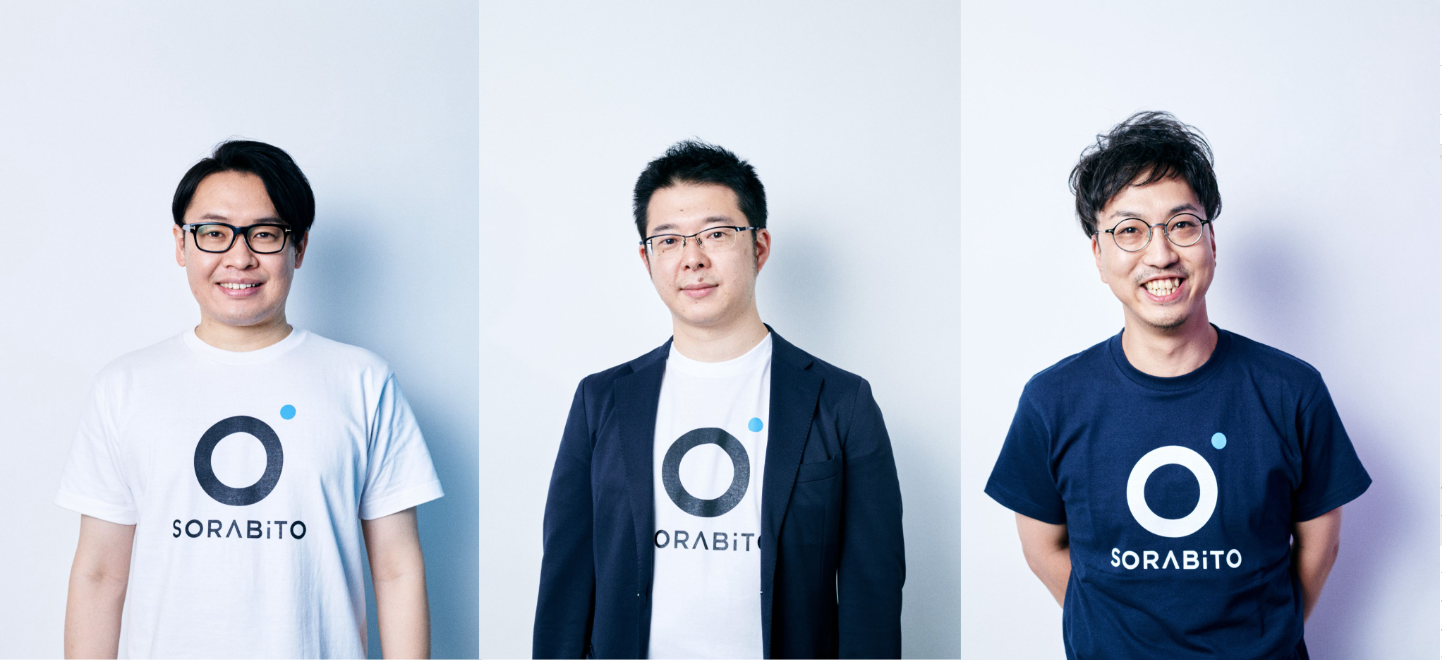 （左から取締役会長 青木、代表取締役社長 博多、事業統括本部長 遠藤）