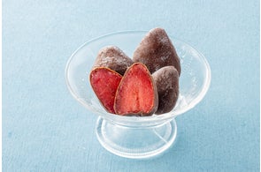 カカオチョコでくちどけの良いいちごをコーティング!新感覚のひんやりスイーツ「セブンプレミアム フローズンチョコいちご」が9月9日(火)から数量限定で順次発売