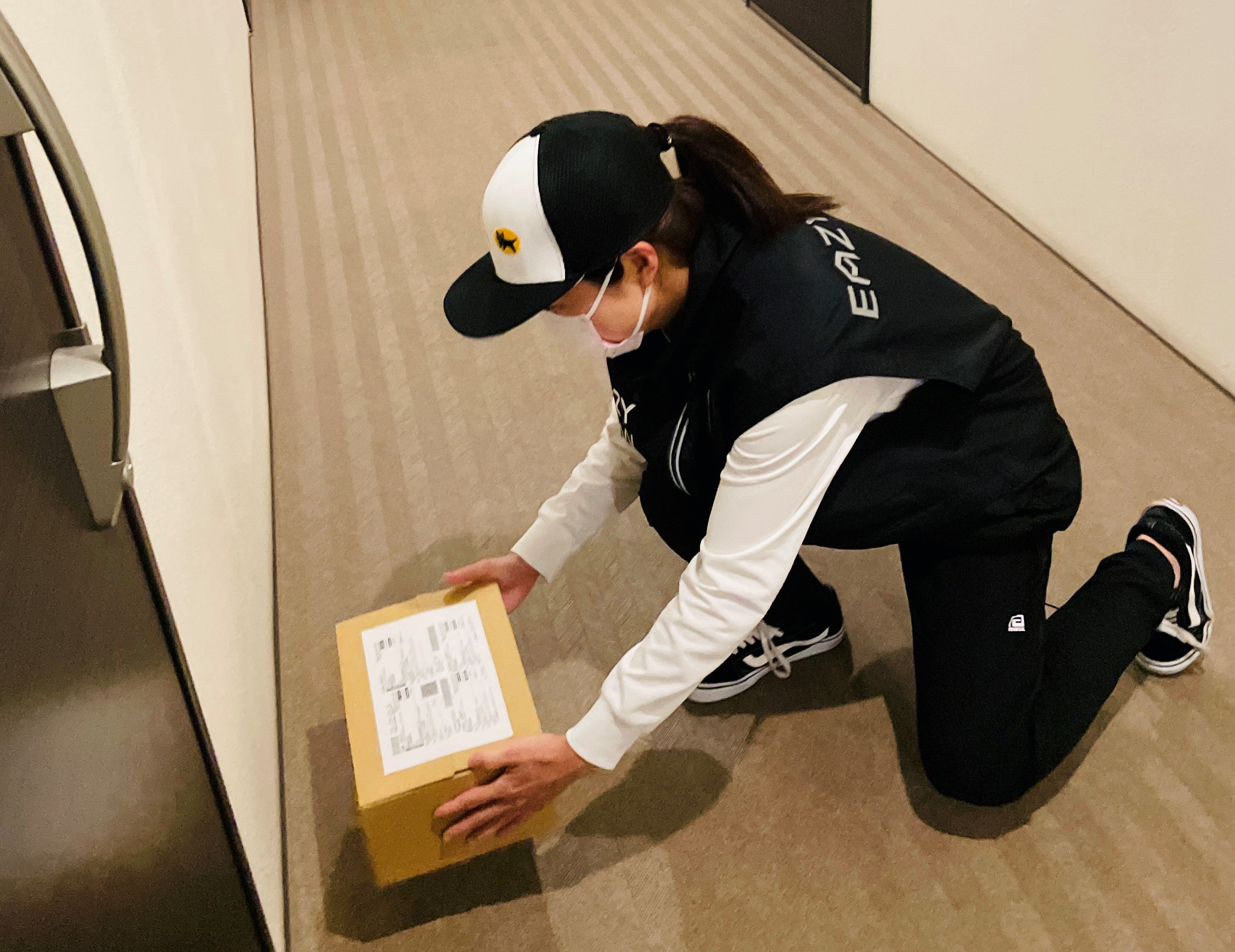 提供：ヤマト運輸㈱ ヤマト運輸の配送パートナーが置き配している様子