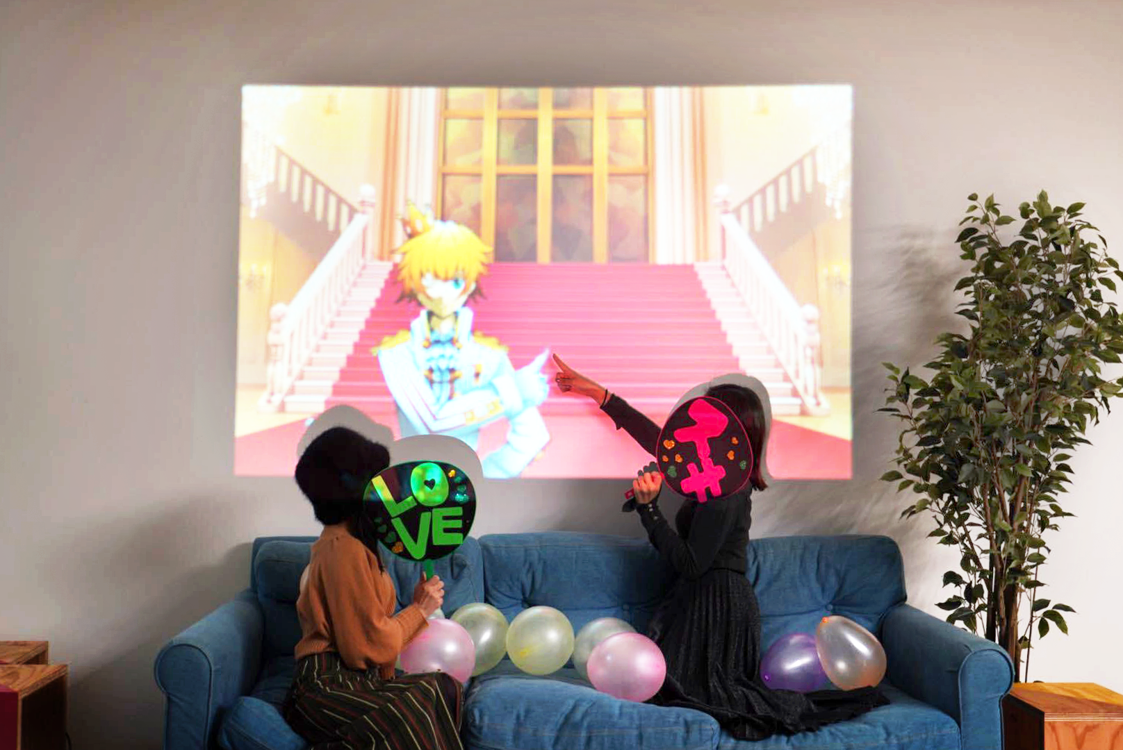 レンタルスペースで等身大の推しと個室ゼロ距離デートを楽しむ様子