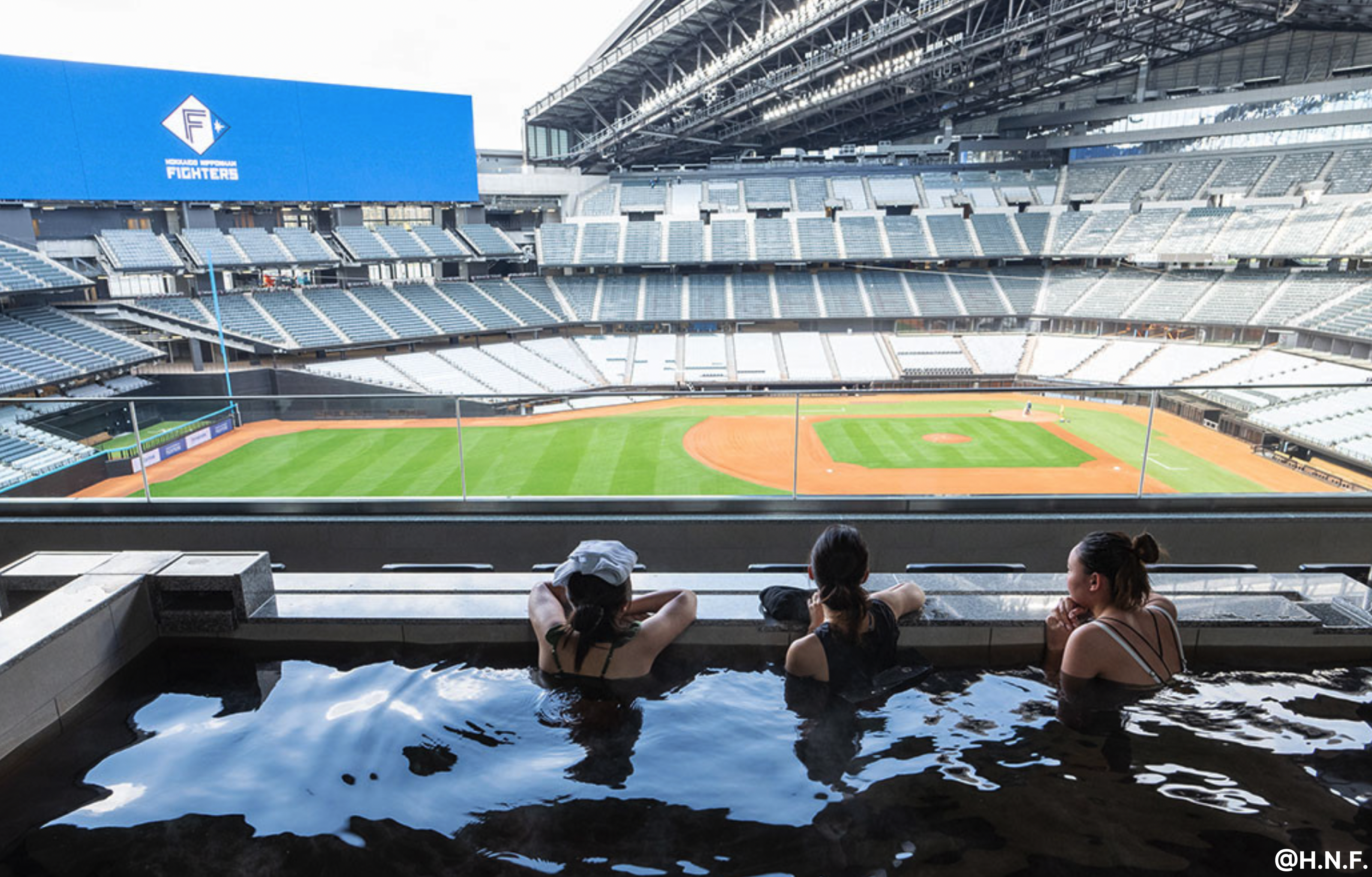 温泉に浸かりながらフィールドを見下ろす様子