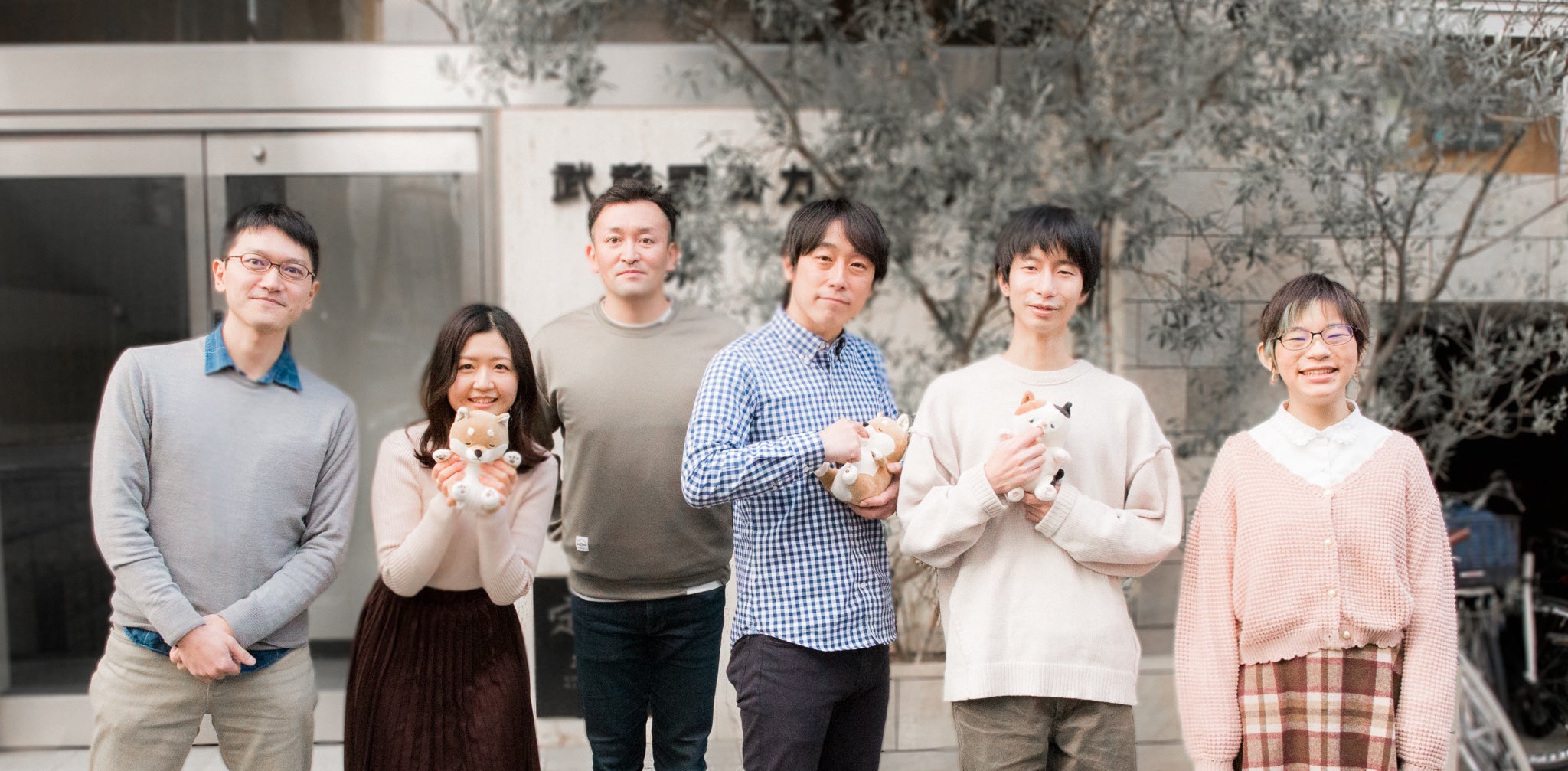 甘噛みハムハム 開発チーム（右から3番目が発案者の冨永）