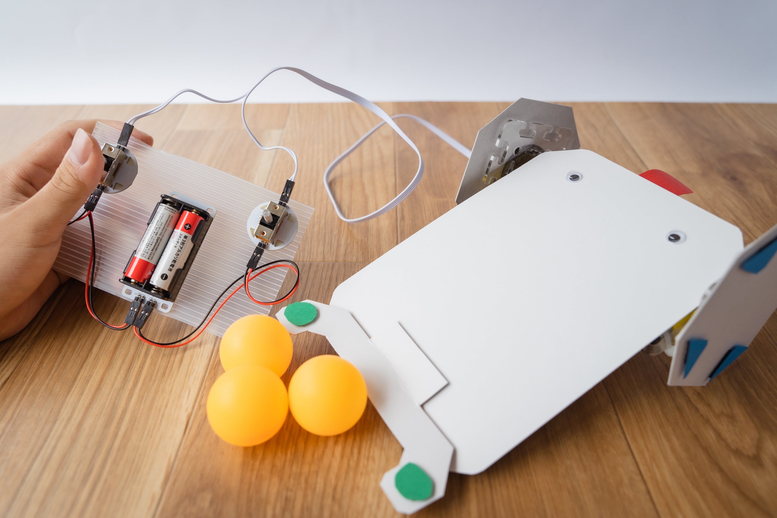 モーターを操縦し、ピンポン玉をかき集める様子