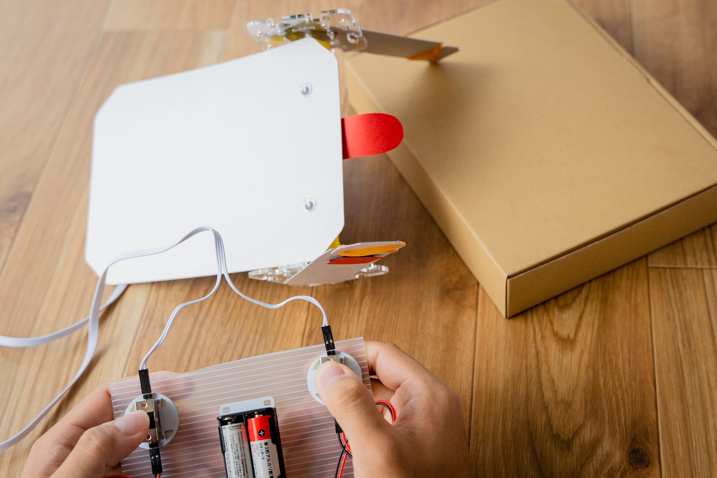 拡張パーツ「ばんのうジョイント」を用い、ダイナミックな動きで段差を登る様子