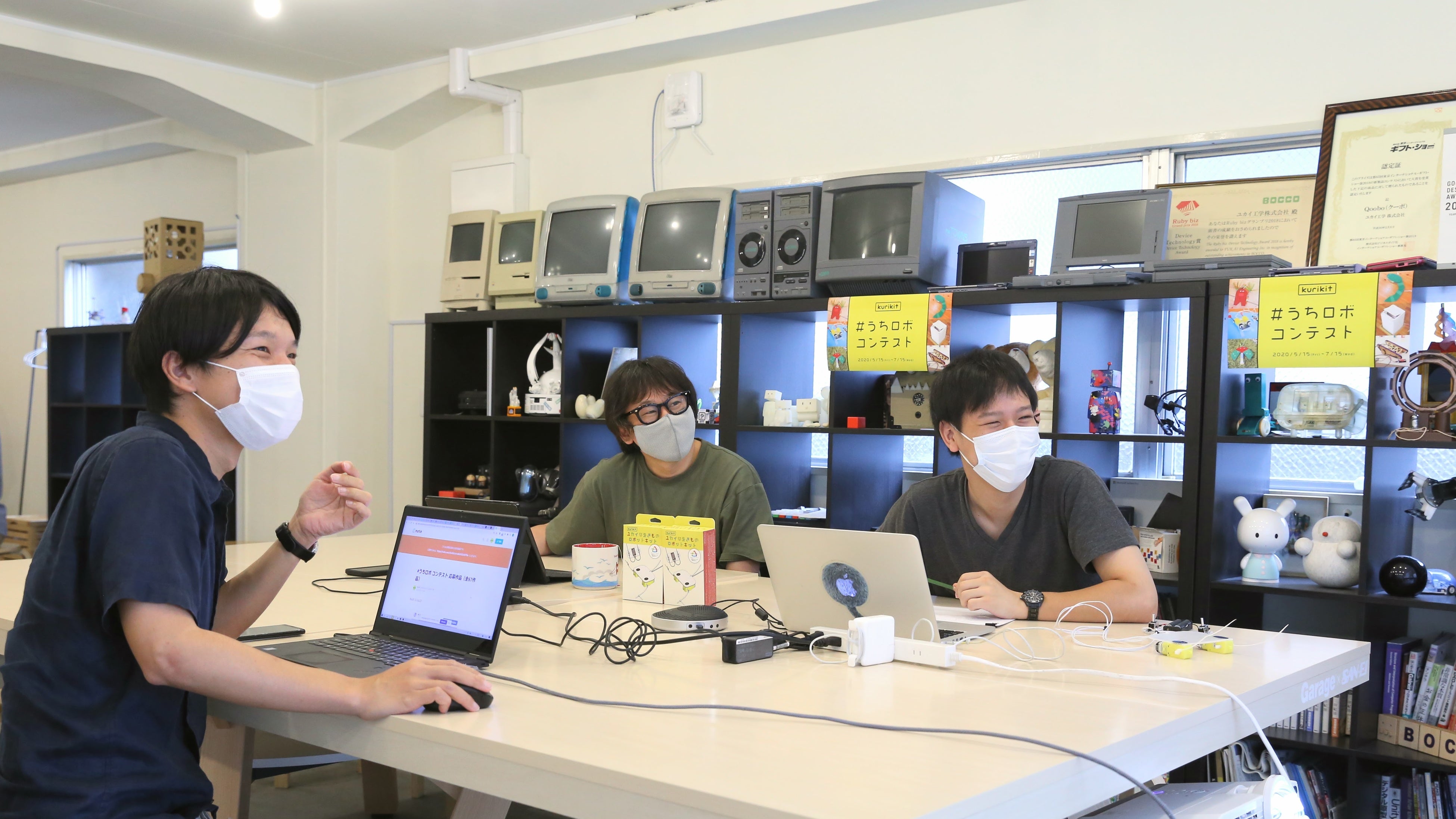 前回の#うちロボ コンテストで応募作品の審査をしている様子