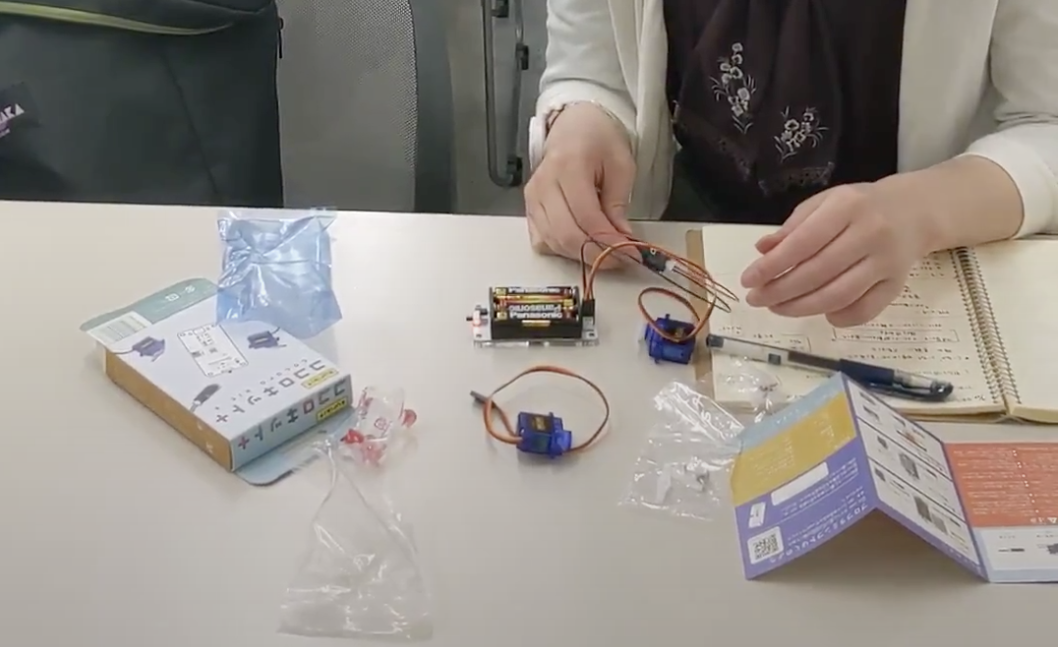 ココロキット＋を使って試作中の様子（武蔵美術大学）