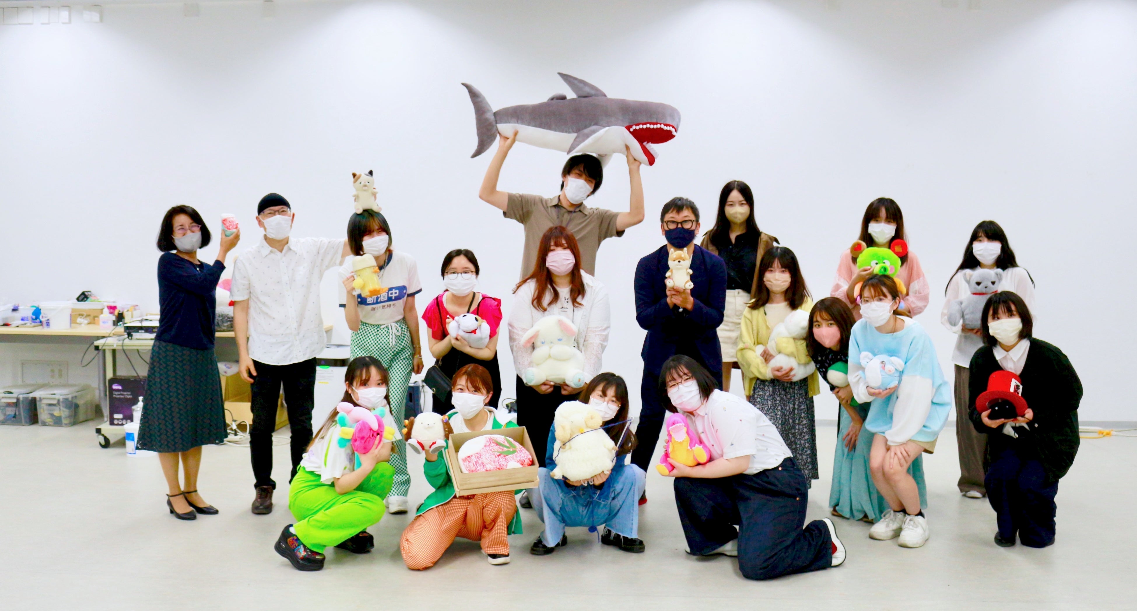 女子美術大学で制作した作品と集合写真