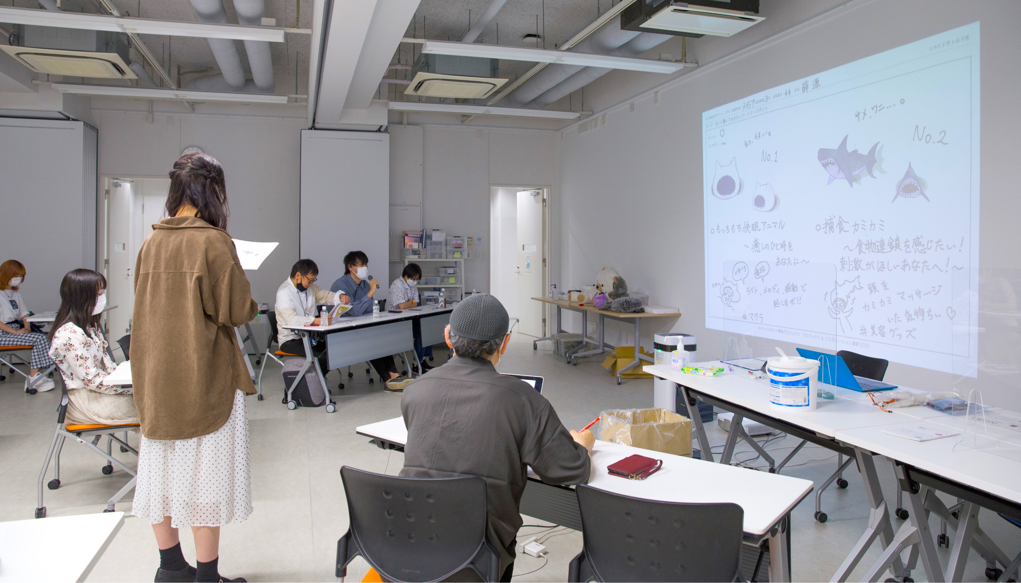 女子美術大学でのアイデアプレゼンの様子。女子美術大学でのプログラムは4年目となる