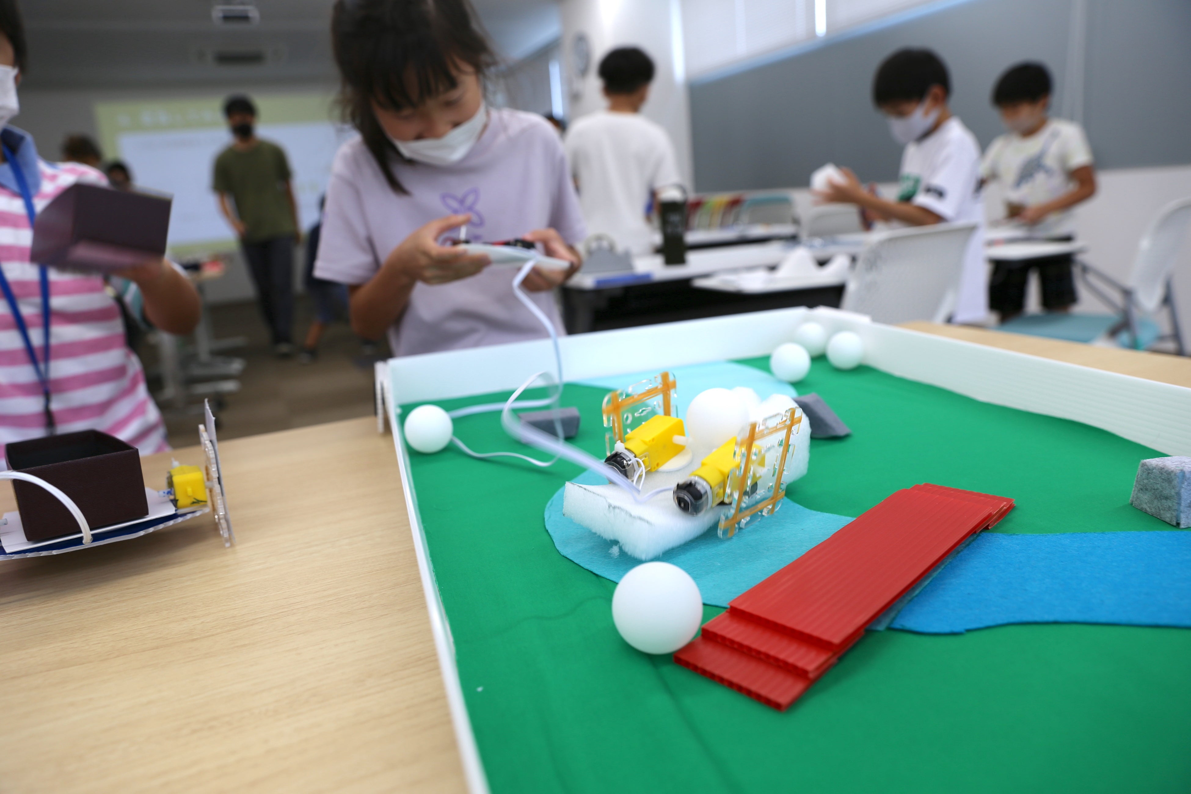 2022年夏、各地で開催されたロボット作りワークショップで「ユカイな乗りものロボットキット」を先行体験している様子