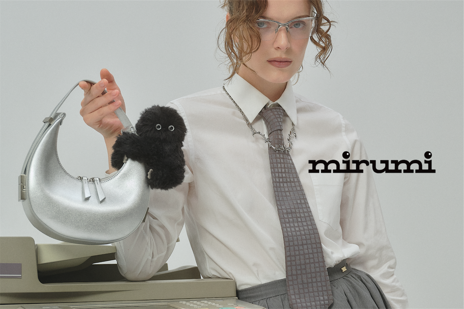 “ちら見”するチャームロボット「mirumi」、限定カラー「BLACK」10月1日登場