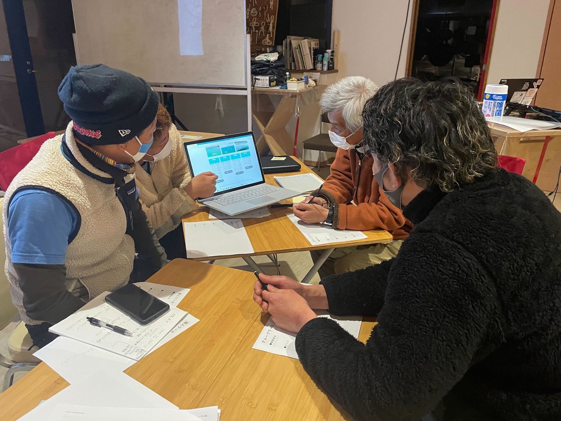 ワークショップを行い、アイディアを出し合っている様子。