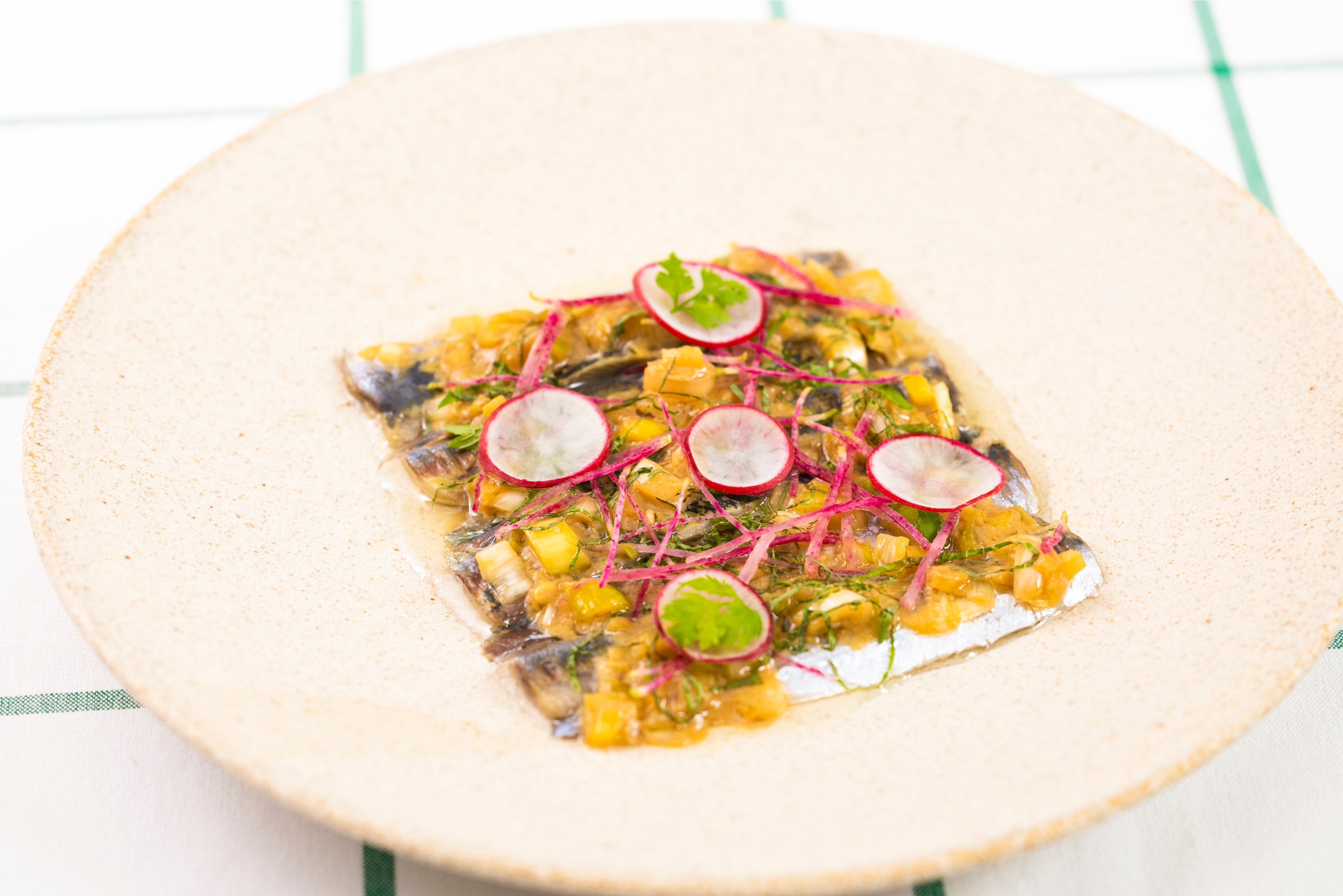 イワシのマリネ 紅芯大根のジュリエンヌ なめろうソース