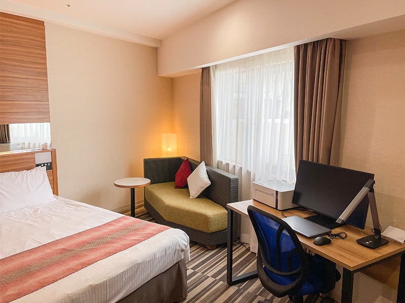 幅160cmのベッドにソファーと、仕事の合間にくつろげる