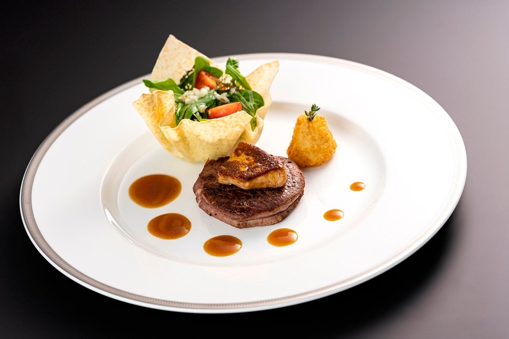 牛肉フィレのステーキ　塩麴漬けのフォアグラソテーを添えて