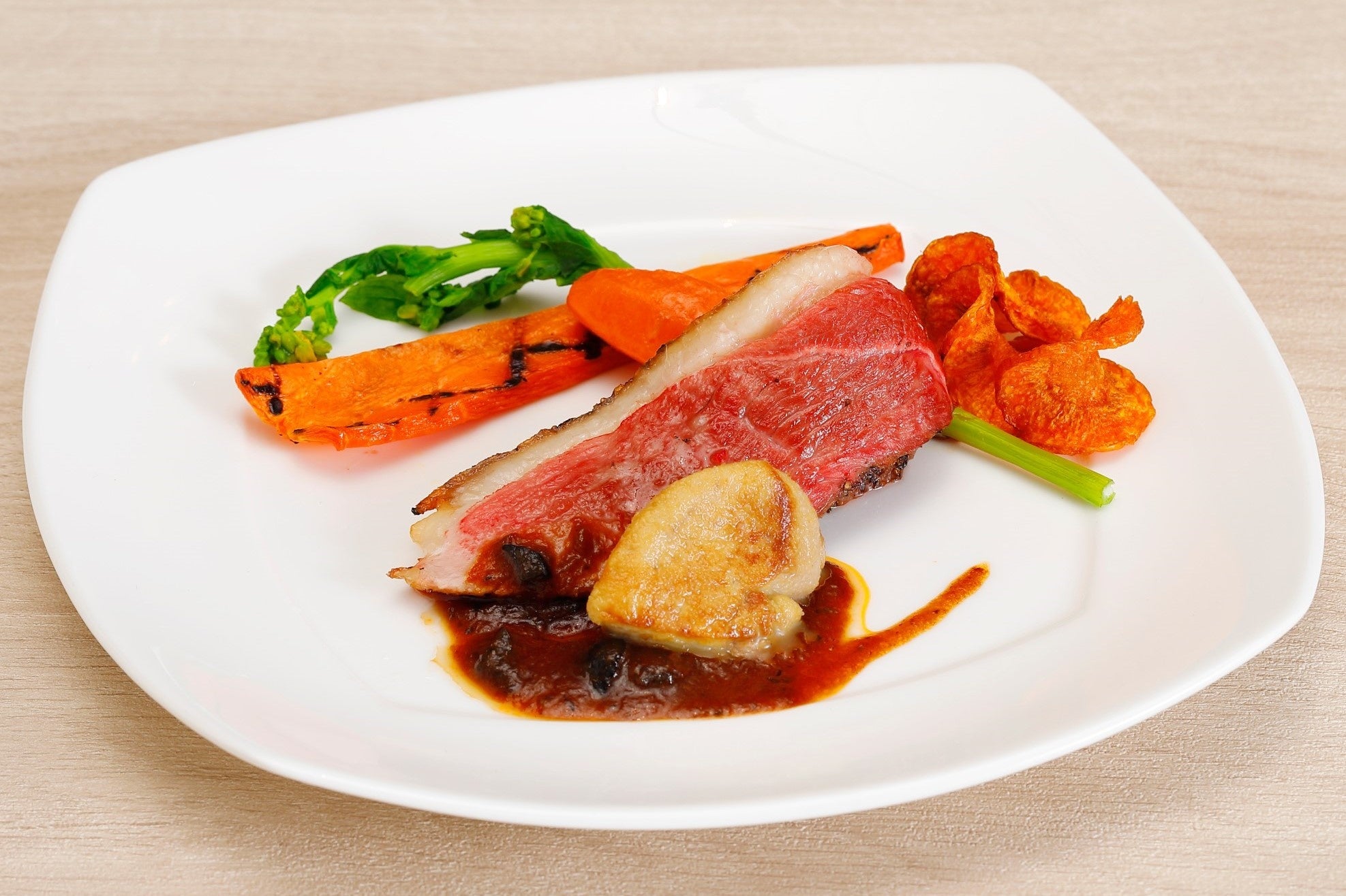 鴨とフォアグラのステーキ　3種の調理法の雪人参を添えて