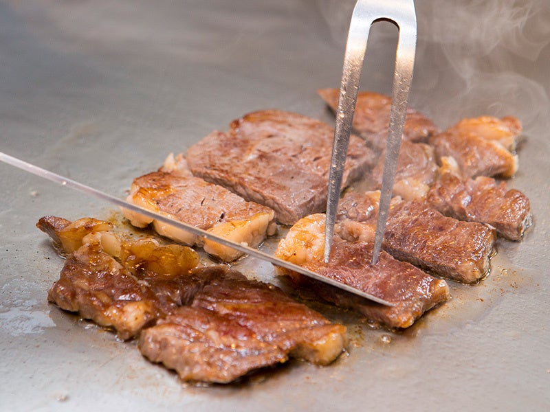 ディナーのシェフズコーナーで提供する牛リブロースステーキ