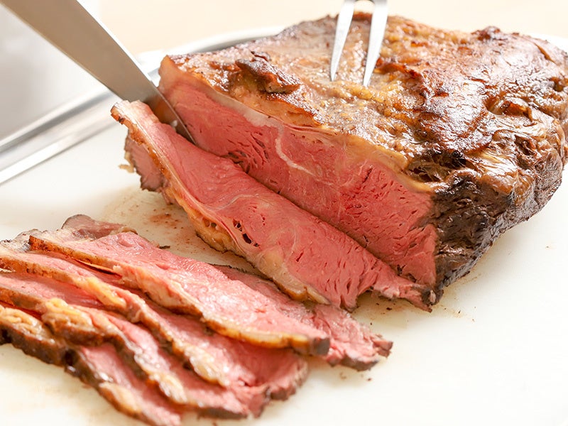 ランチバイキングで提供するローストビーフ