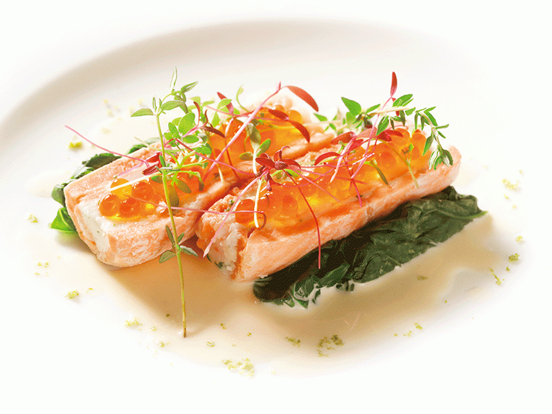 メインディッシュ①：サーモンと海老のポーピエット　シークヮーサー風味のクリームソース