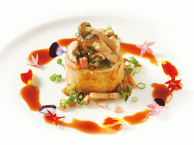 メインディッシュ④：ハーブ鶏と白レバーのバロティーヌ　キノコのソテー　トリュフオイルのアクセント