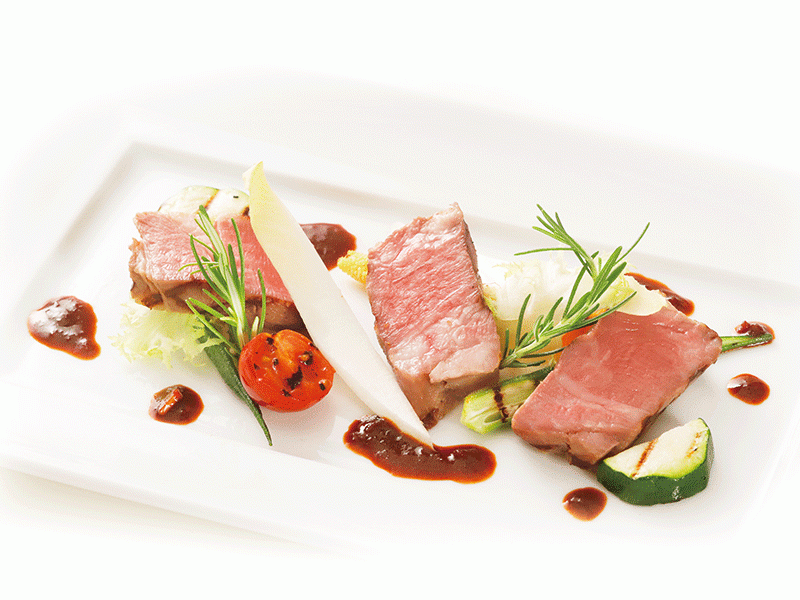 メインディッシュ⑤：低温でじっくり火入れしたイベリコ豚のグリエ　エスニックソース