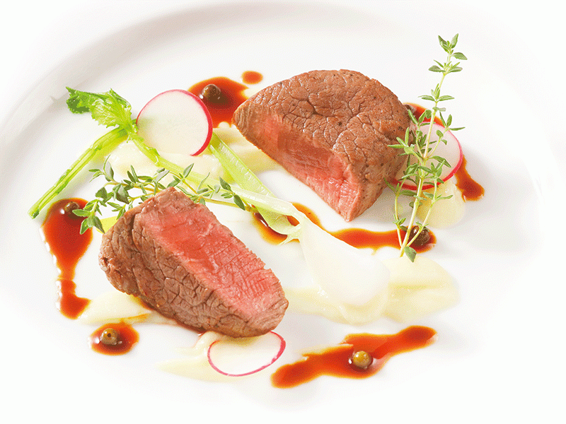 メインディッシュ➁：牛フィレ肉のポワレ　ポワブラードソース　ポテトとニンニクのピューレ添え