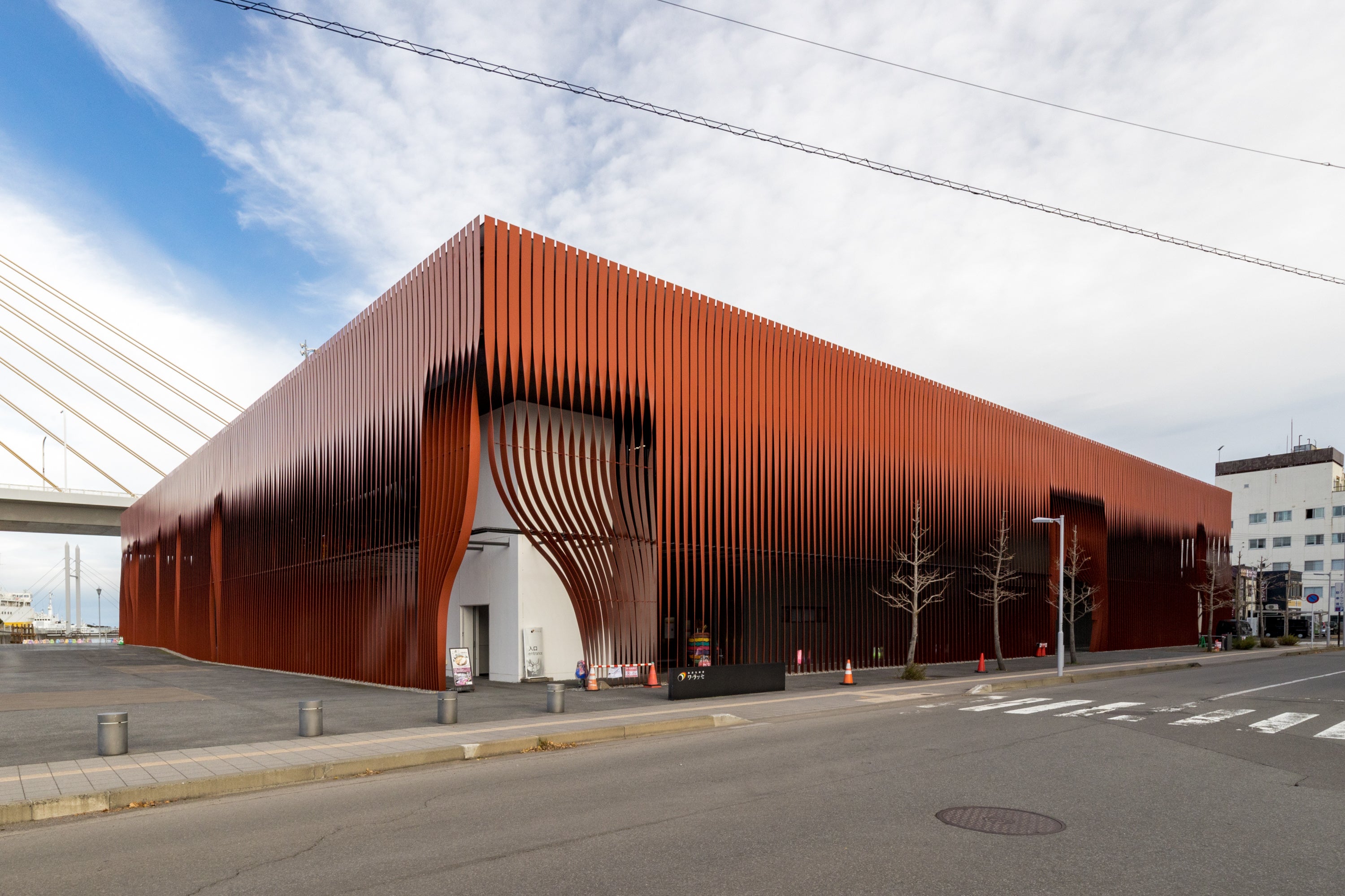 青森市文化観光交流施設「ねぶたの家 ワ・ラッセ」の外観