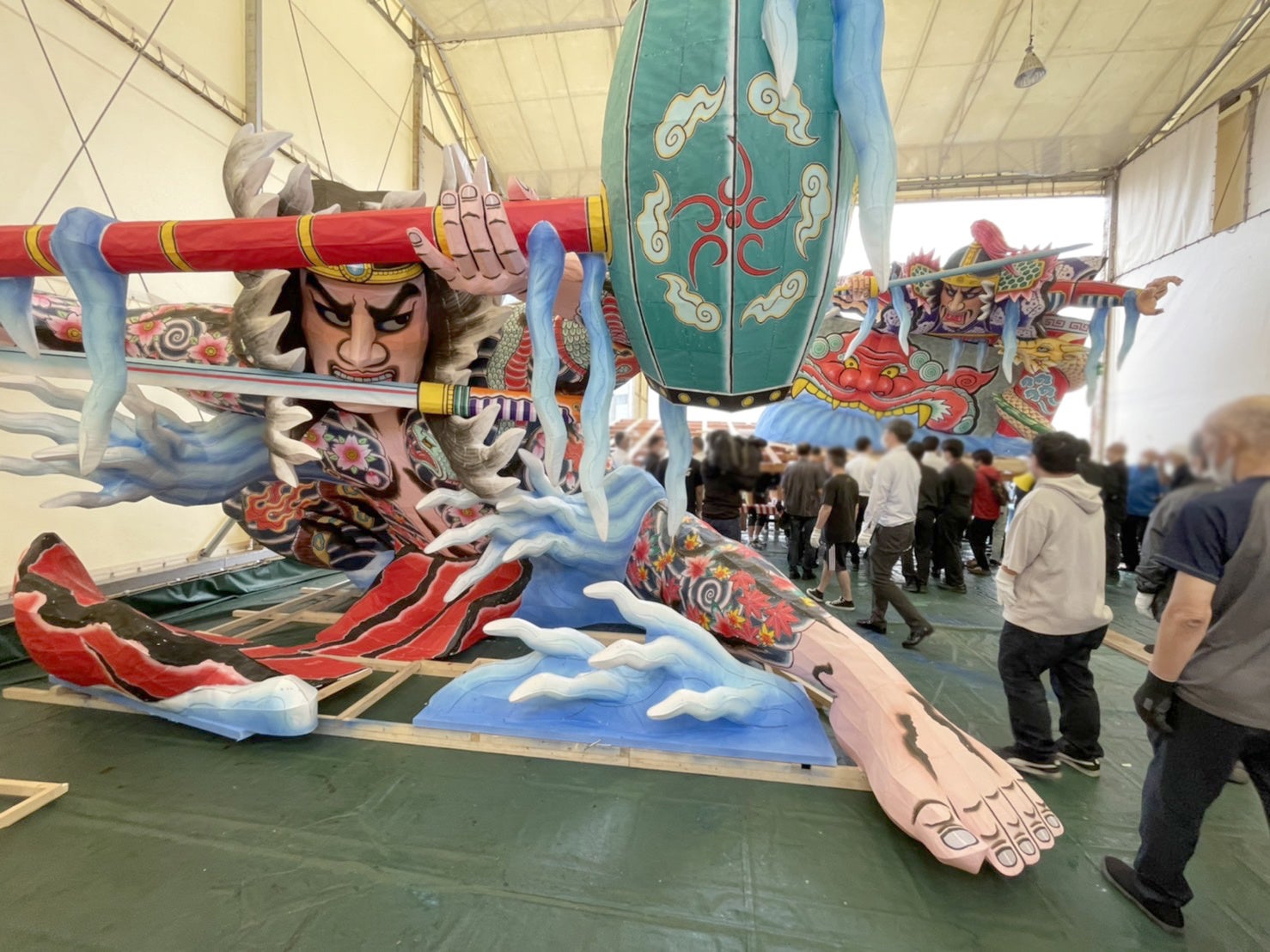 ねぶた小屋の見学風景