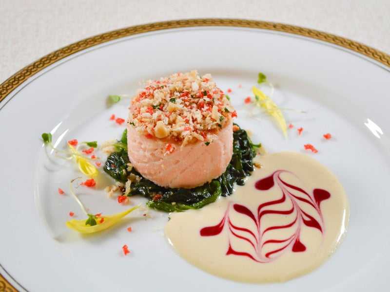 ノルウェーサーモンのロール仕立て ドライイチゴ・クルミ・パン粉の軽いグラチネ ヴァンブランソースとイチゴソースのデュエット