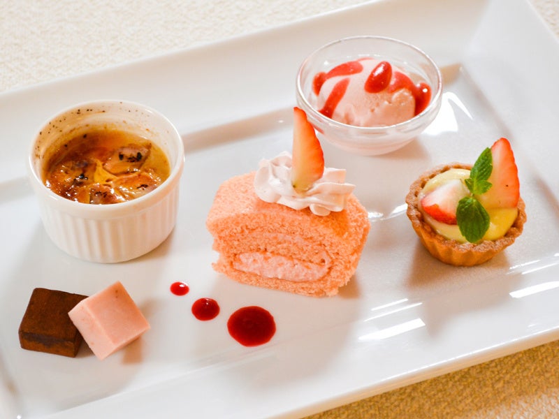 イチゴのミニャルディーズ（ブリュレ・ロールケーキ・タルト・チョコ・アイス）