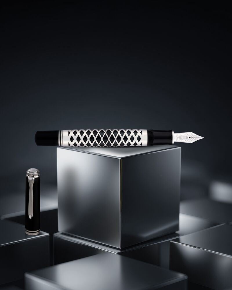 ペリカン ブラックの輝きと幾何学模様が織りなすモダンアート 特別生産