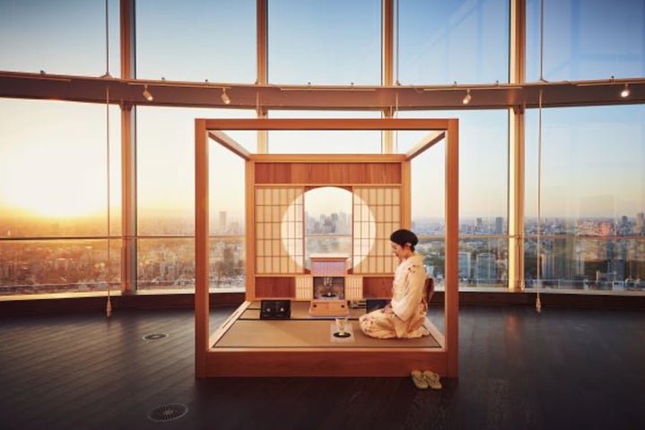 宮大工の伝統建築技術を駆使した組み立て式「モバイル茶室」を用いた 宮大工の伝統建築技術を駆使した組み立て式「モバイル茶室」を用いた