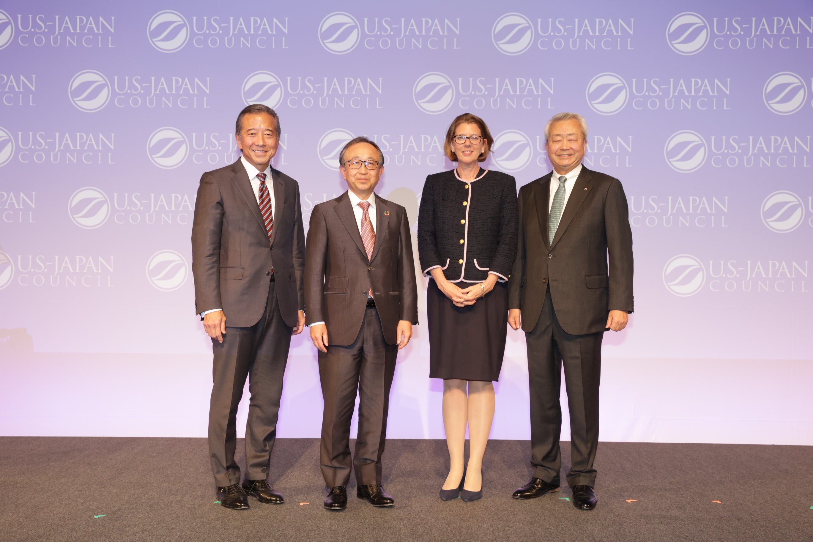 （左から）ポール与那嶺 米日カウンシル評議会会長、亀澤宏規 株式会社三菱UFJフィナンシャル・グループ 代表執行役社長、スザンヌ・バサラ 米日カウンシル会長兼CEO、澤田純 日本電信電話株式会社（NTT) 代表取締役会長