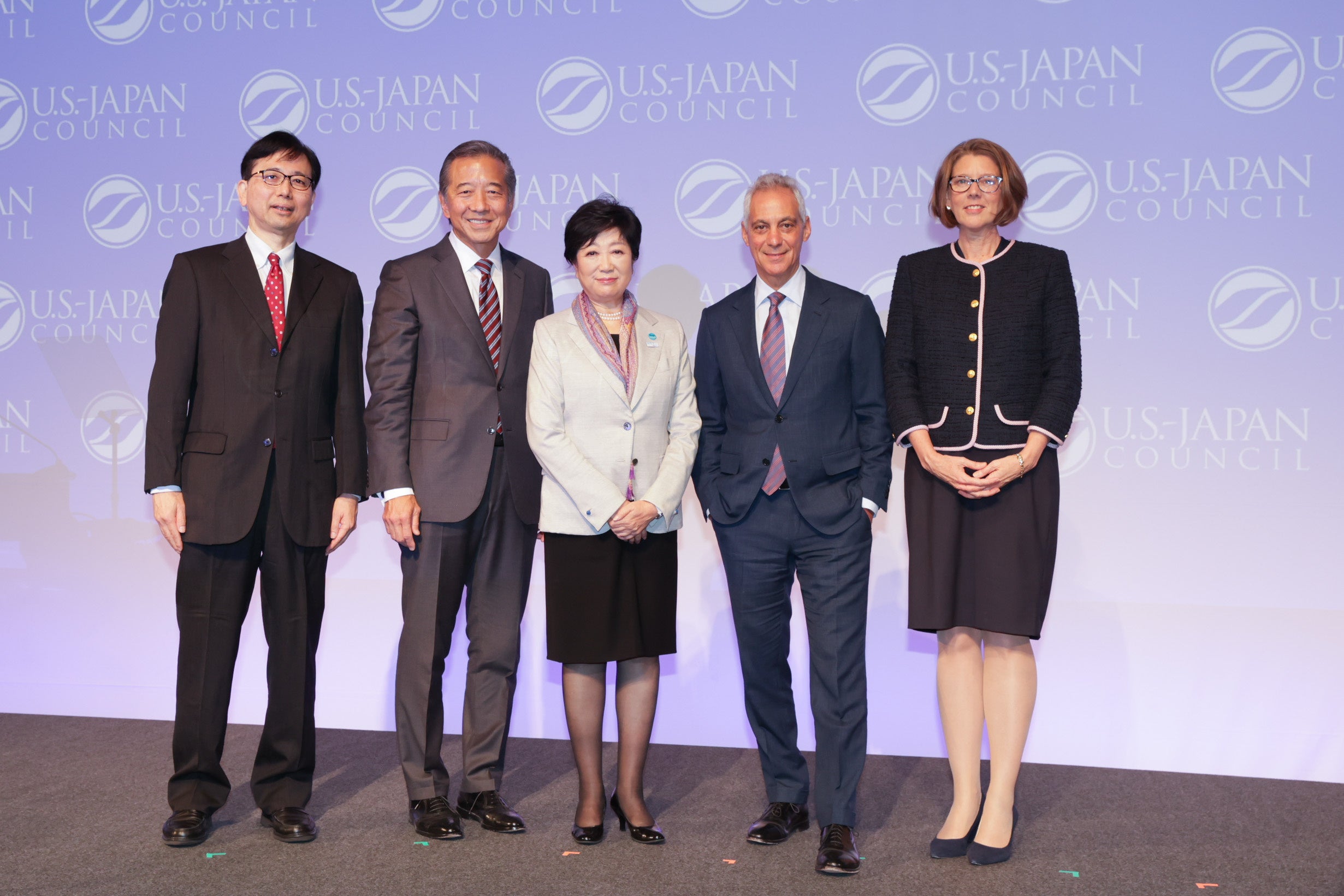 （左から）四方敬之 内閣広報官、ポール与那嶺 米日カウンシル評議会会長、小池百合子 東京都知事、ラーム・エマニュエル 駐日米国大使、スザンヌ・バサラ 米日カウンシル会長兼CEO