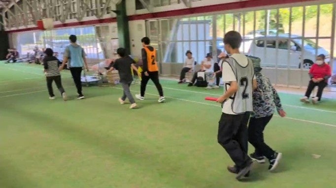 学生が考案し、一緒に体験した「競歩リレー」