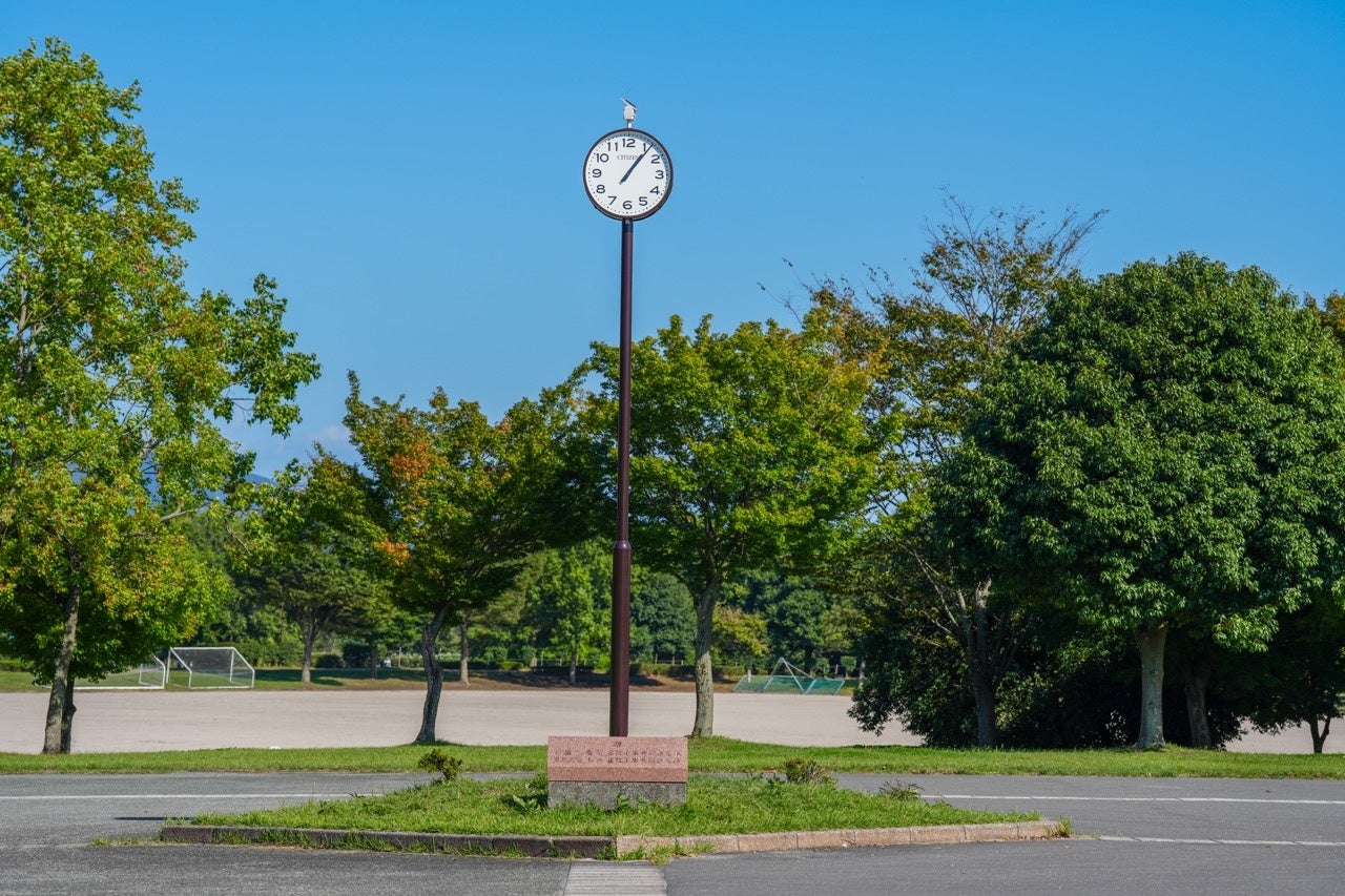 30年の時を経て再び」今津総合運動公園シンボル広場に新時計を寄贈