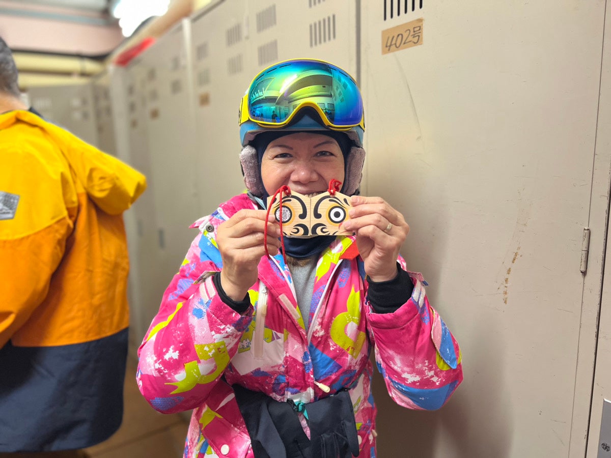 実際に絵馬を持って白馬を訪れてくれた人の様子。