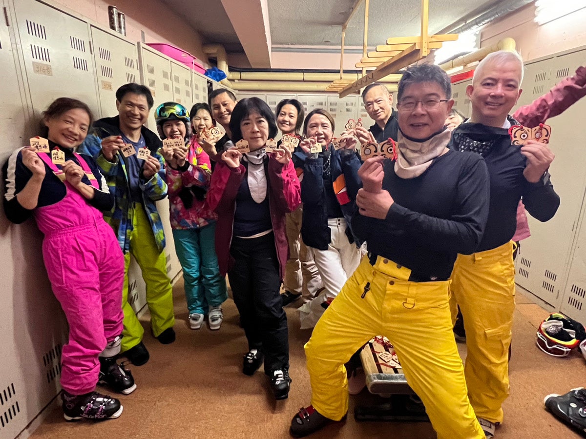 実際に絵馬を持って白馬を持参し、白馬を訪れた台湾人観光客。