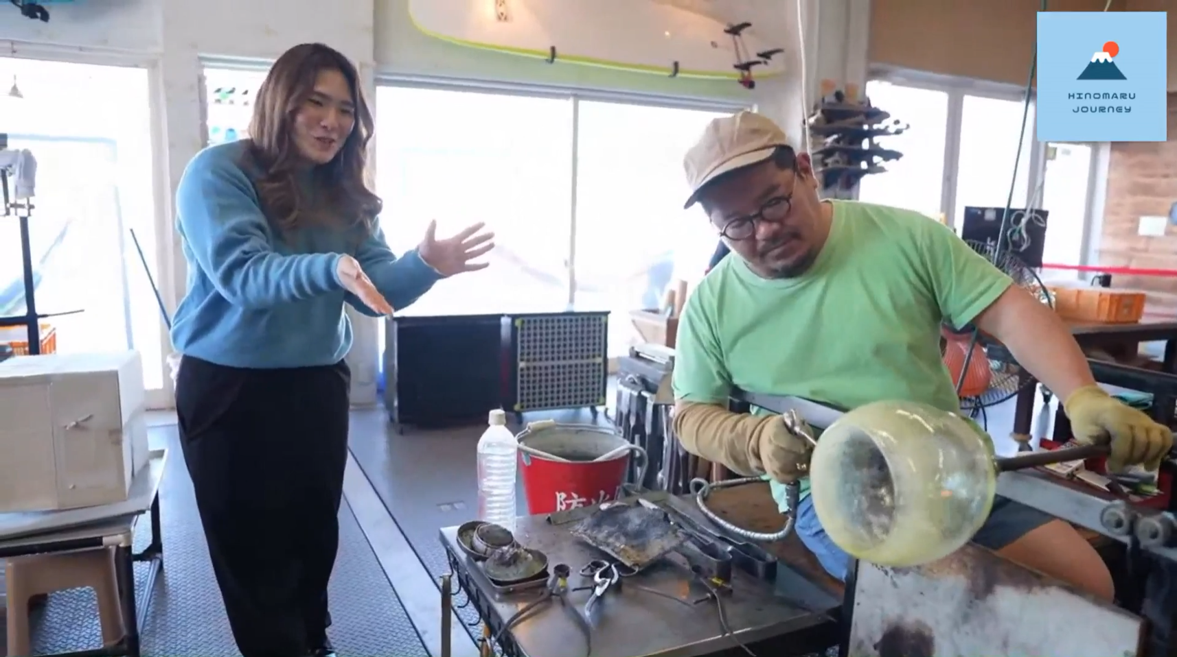 流氷ガラス館では迫力あるガラス作り作業を間近で見学。