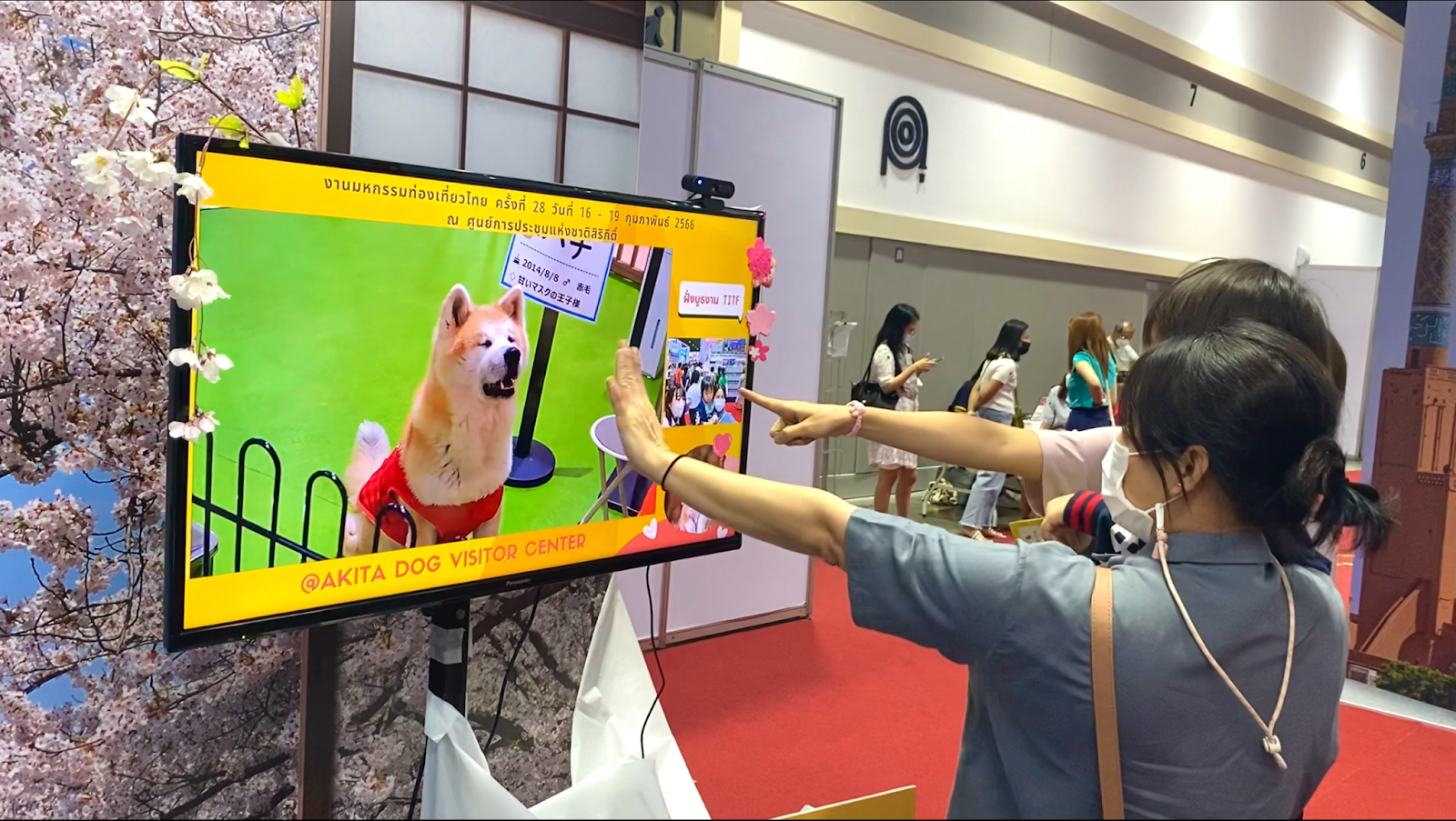 秋田県大館市の「秋田犬の里」と会場をオンラインで接続。雪道の散歩を疑似体験したり、「可愛い」と声をあげながら交流を楽しんだりする光景が見られた。