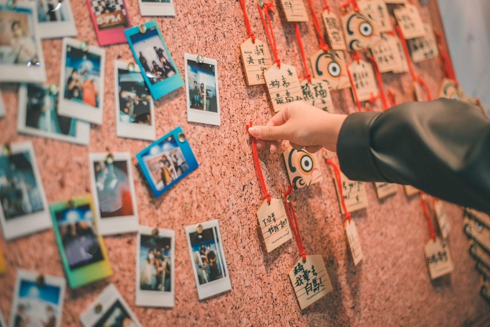 半分に割った絵馬は片方を来場者が持ち帰り、もう片方を長野のスキー場で保管。