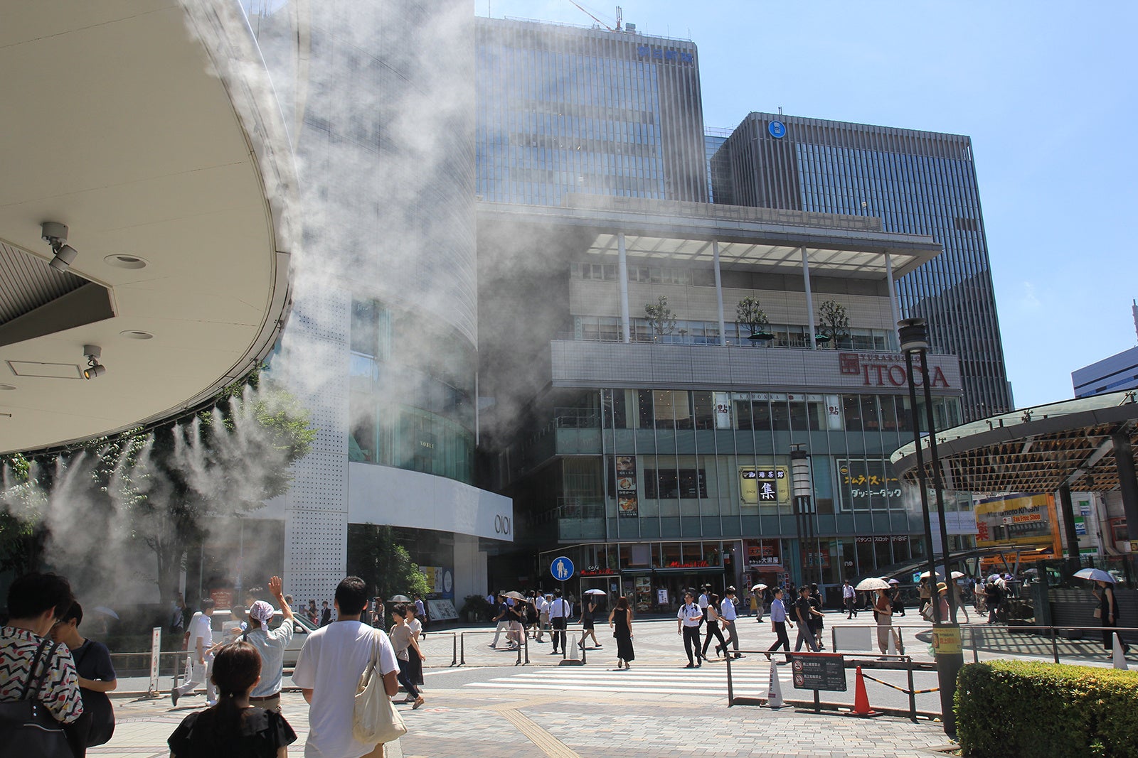 静の霧：ヒートアイランド対策などとして街中でミスト噴霧を行う技術