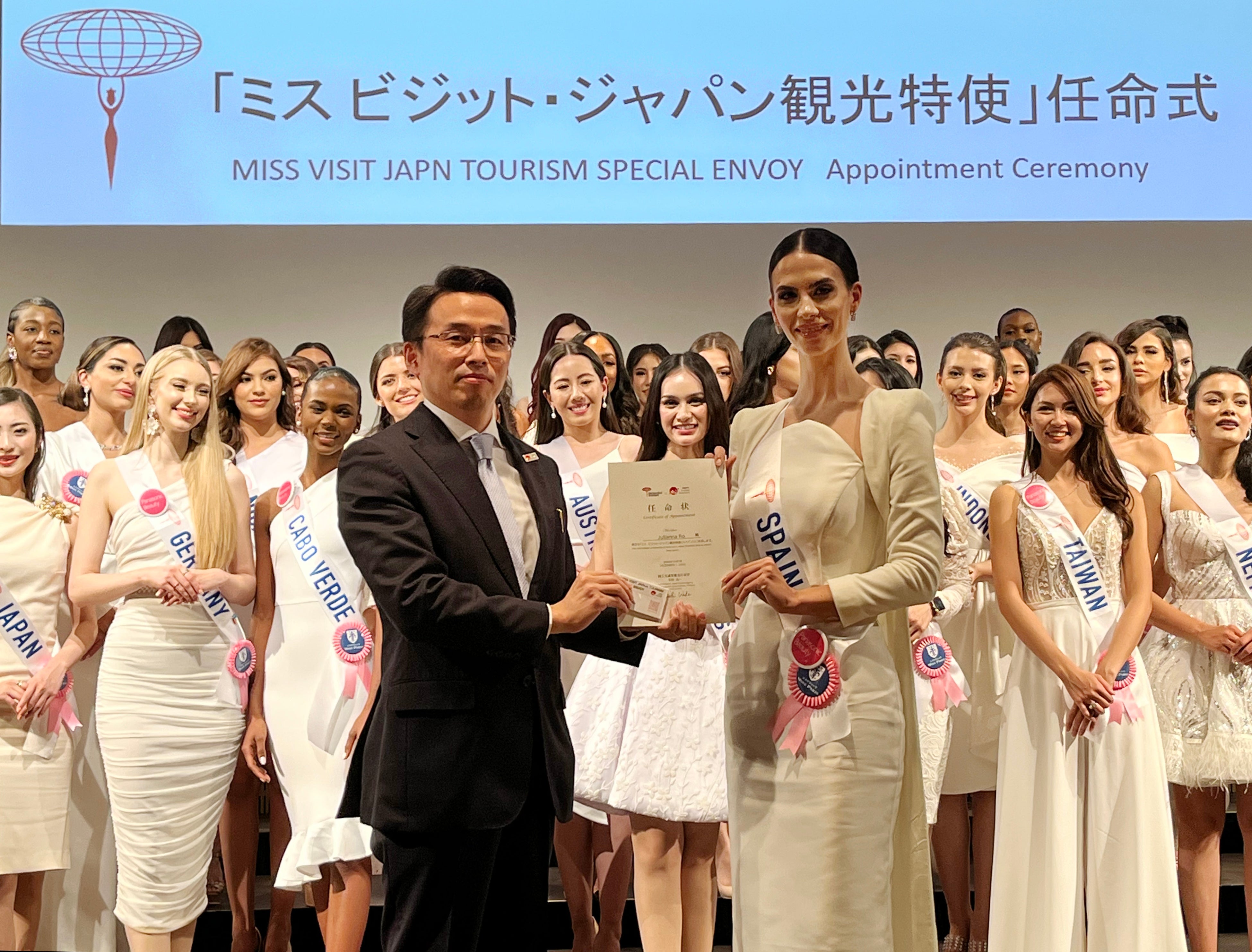 任命式授与（左：池光 崇様　右：スペイン代表ジュリアナ・ロー）