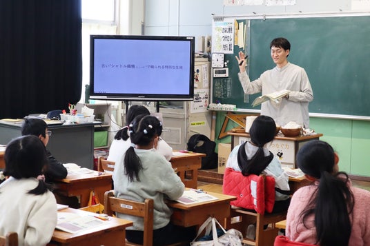 【遠州織物の洋服生産で生じる端材&ハギレ】を小学校へ初提供&「遠州織物とSDGsについて学ぶ出前授業」を実施 【遠州織物の洋服生産で生じる端材&ハギレ】を小学校へ初提供&「遠州織物とSDGsについて学ぶ出前授業」を実施